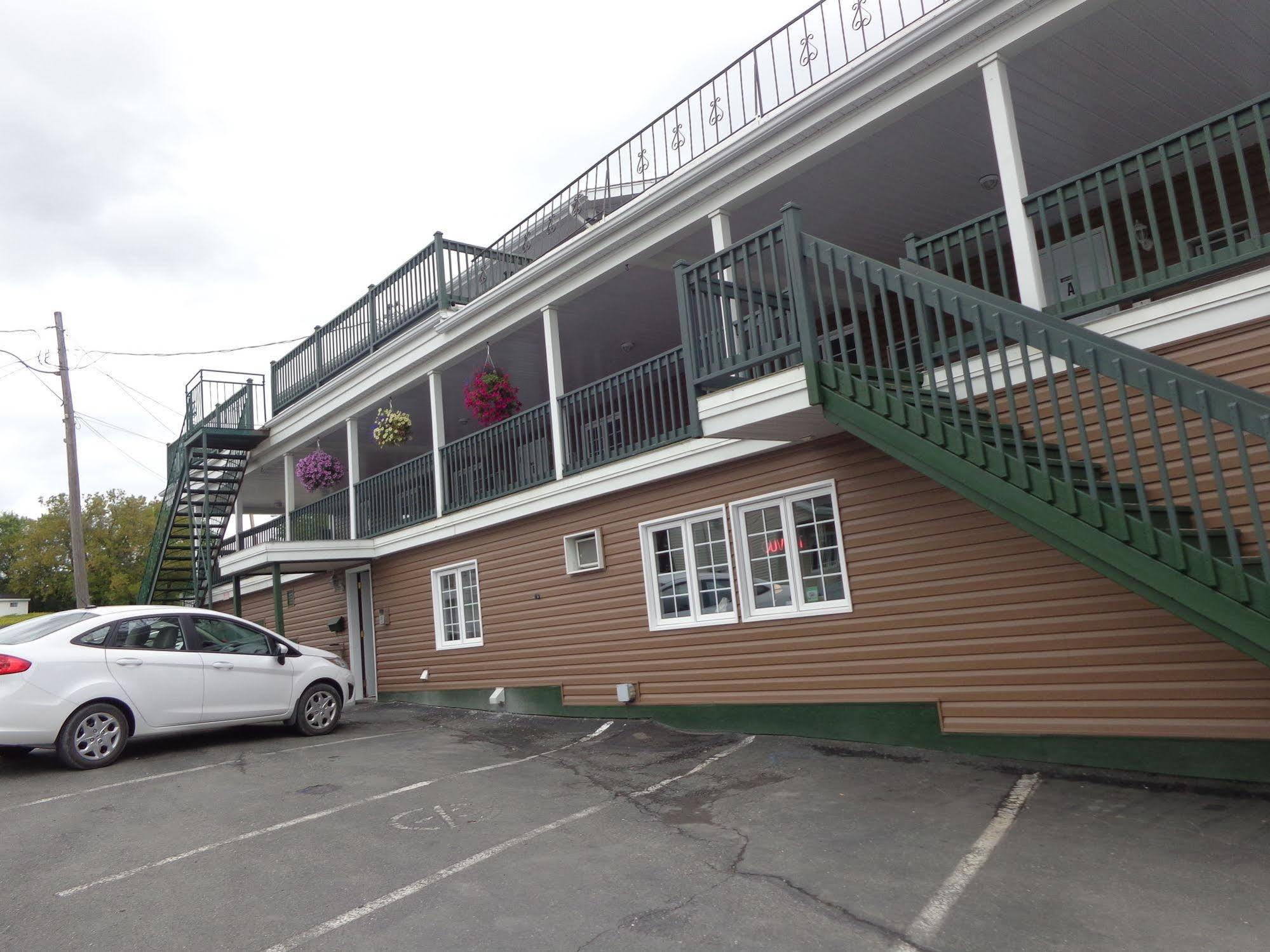 Happy Motel Edmundston Exterior photo